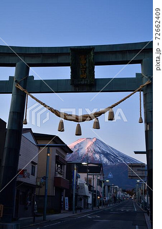 山梨県富士吉田市の金鳥居と富士山 72662409