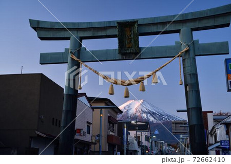 山梨県富士吉田市の金鳥居と富士山 山梨県富士吉田市の金鳥居と富士山 72662410