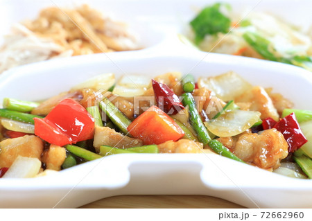 テイクアウトの美味しい鶏肉の甘辛炒め テイクアウトの美味しい鶏肉の甘辛炒め 72662960
