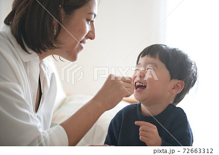 子育てする母親・男の子の子育てイメージ 72663312