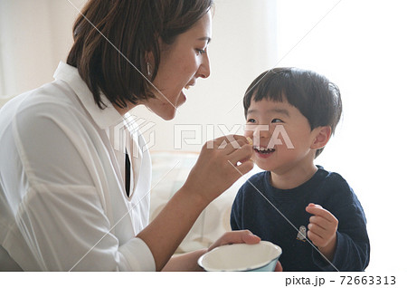子育てする母親・男の子の子育てイメージ 72663313