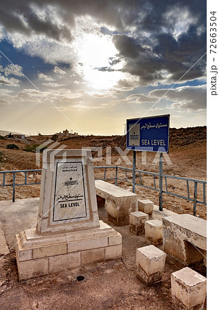 ヨルダンのアンマンから死海に向かう途上にある海抜ゼロの標識 72663504