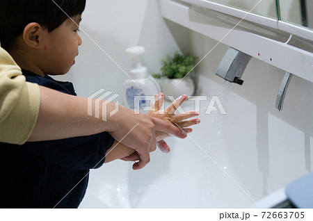 手洗いをする子供と大人の手 72663705