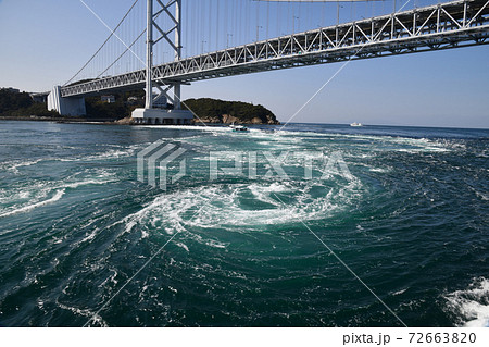 鳴門海峡大橋と渦潮と観潮船 72663820