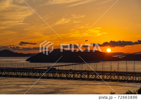 鷲羽山展望台から見た瀬戸大橋夕景 鷲羽山展望台から見た瀬戸大橋夕景 72663896