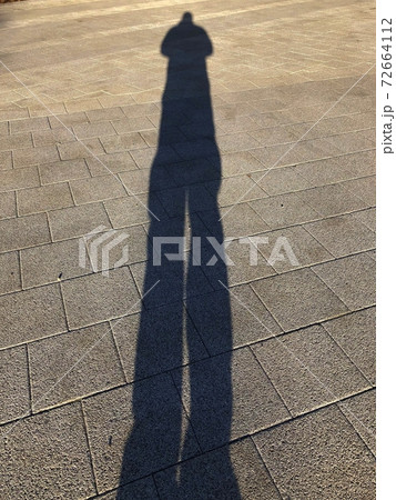 地面に伸びる影の写真素材
