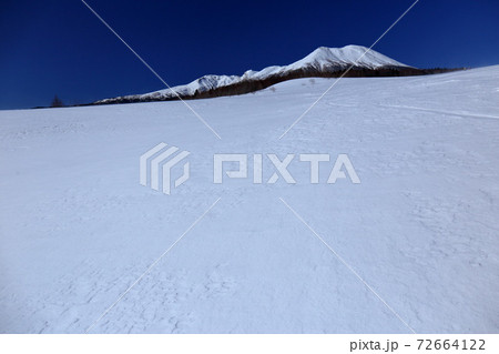 真っ白い雪が青空に映える雪山 72664122
