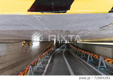 背の低いトンネル 背の低いトンネル 72664263