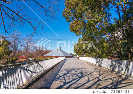 公園と住宅街を結ぶ歩道橋 公園と住宅街を結ぶ歩道橋 72664453