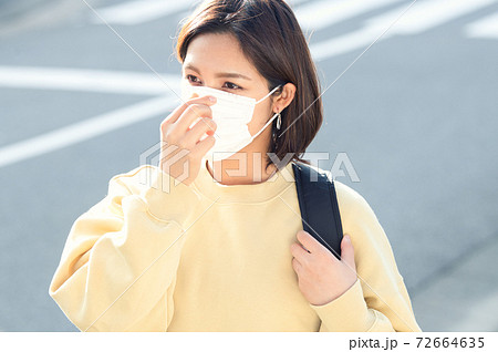 マスクをした私服の主婦・ラフな格好の女性イメージ 72664635