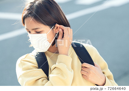 マスクをした私服の主婦・ラフな格好の女性イメージ 72664640