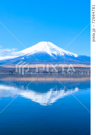 冬の富士山（山中湖畔より） 72664781