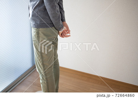 光が差し込む部屋の窓際に佇む女性 光が差し込む部屋の窓際に佇む女性 72664860