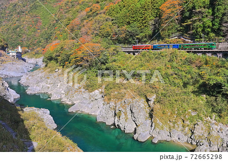 【徳島県】紅葉の大歩危峡と観光列車 72665298