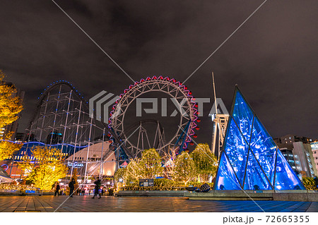 日本の東京都市景観　東京ドームシティのジェットコースターなどを望む 72665355
