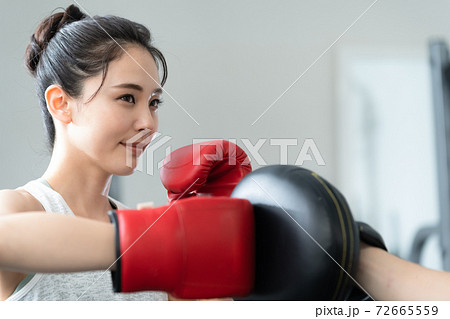 ボクササイズをする若い女性 72665559