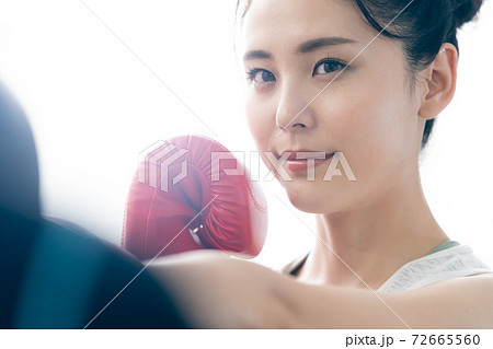 ボクササイズをする若い女性 72665560