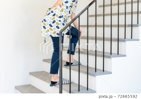 膝が痛くて階段を登ることが辛い女性 膝が痛くて階段を登ることが辛い女性 72665592