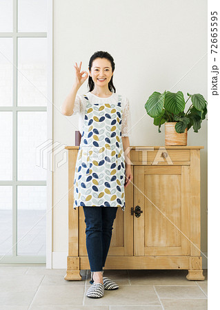 OKサインを出すミドル女性 OKサインを出すミドル女性 72665595