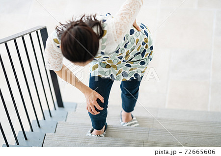 体の節節が痛くて階段を登ることが辛い女性 72665606