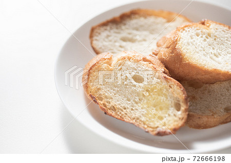 焼いたフランスパン 72666198