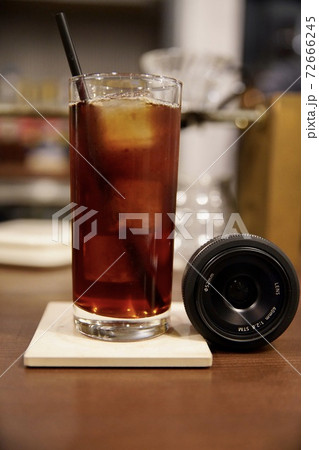 レンズとアイスコーヒー レンズとアイスコーヒー 72666245