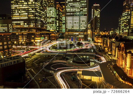 東京駅丸の内口の夜景と自動車のヘッドライトの光跡 東京駅丸の内口の夜景と自動車のヘッドライトの光跡 72666264