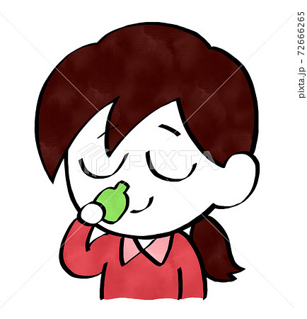 花粉症対策で鼻うがいをする女性 花粉症対策で鼻うがいをする女性 72666265