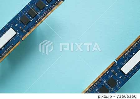 青い紙の上に部品面を見せて斜めに間を空けて置いた二枚のデスクトップパソコンのDDR3増設メモリー 青い紙の上に部品面を見せて斜めに間を空けて置いた二枚のデスクトップパソコンのDDR3増設メモリー 72666360