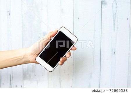 スマートフォンを持つ女性の手元 スマートフォンを持つ女性の手元 72666588