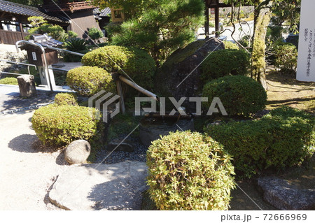 山口県 山口市 瑠璃光寺の手水舎 山口県 山口市 瑠璃光寺の手水舎 72666969