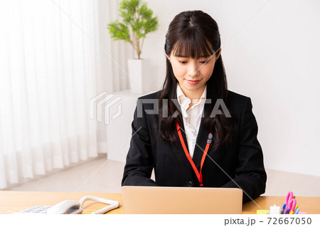 オフィスでノートパソコンを使う若い女性 オフィスでノートパソコンを使う若い女性 72667050