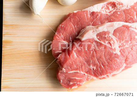 ステーキ　赤身　生肉	 72667071