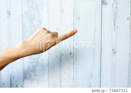 指差しポーズをする女性の手元 72667321