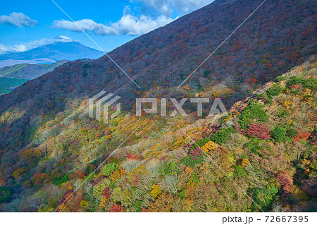 神奈川県箱根町の秋の箱根駒ヶ岳ロープウェイから紅葉と富士山方面を見る 72667395