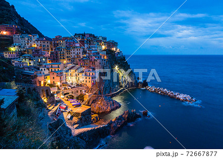 イタリア　チンクエ・テッレ　マナローラの夜景 72667877