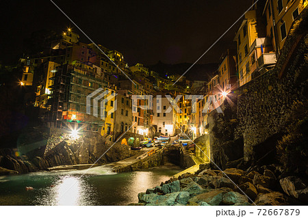イタリア　チンクエ・テッレ　夜のマナローラのマリーナ 72667879