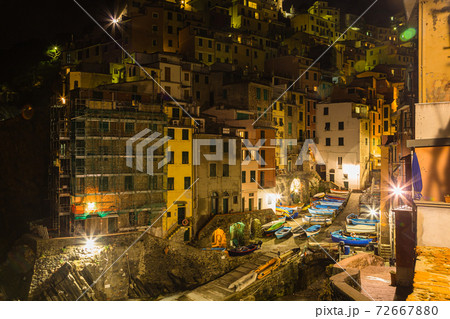 イタリア　チンクエ・テッレ　夜のマナローラのマリーナ 72667880