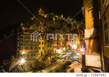 イタリア　チンクエ・テッレ　マナローラの夜の街並み 72667881