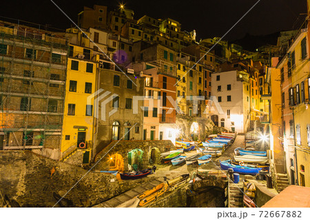 イタリア　チンクエ・テッレ　マナローラの夜の街並み 72667882