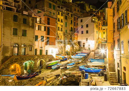 イタリア　チンクエ・テッレ　夜のマナローラのマリーナ 72667883