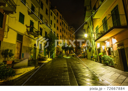 イタリア　チンクエ・テッレ　マナローラの夜の街並み 72667884