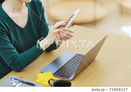 スマホを使うミドル女性 72668337