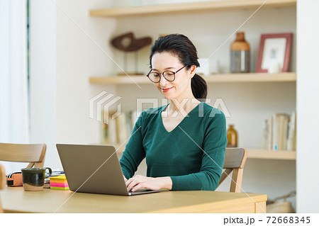 自宅で仕事をするミドル女性 72668345