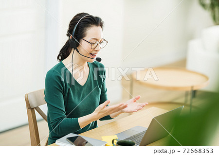 オンラインで話すミドル女性 オンラインで話すミドル女性 72668353
