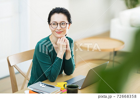 自宅で仕事をするミドル女性 自宅で仕事をするミドル女性 72668358