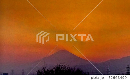 富士山夕景 赤く染まった空と幻想的な富士のシルエット 72668499
