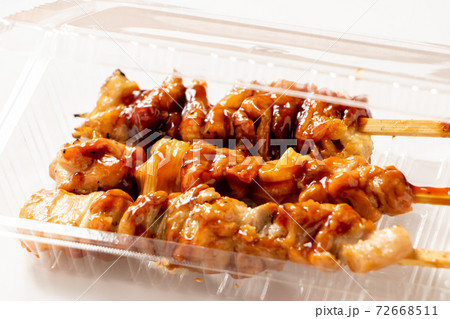 テイクアウト容器に入れられた焼き鳥。 テイクアウト容器に入れられた焼き鳥。 72668511