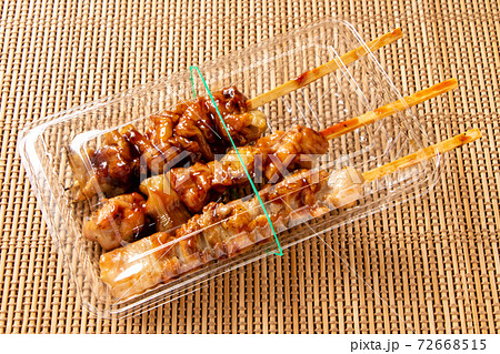 テイクアウト容器に入れられた焼き鳥。 72668515
