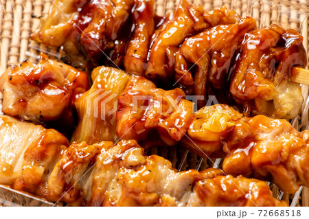 テイクアウト容器に入れられた焼き鳥。 テイクアウト容器に入れられた焼き鳥。 72668518